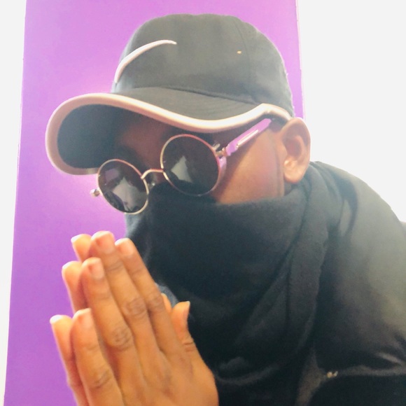 Meet your Posher, Dominique - Picture 1 of 1